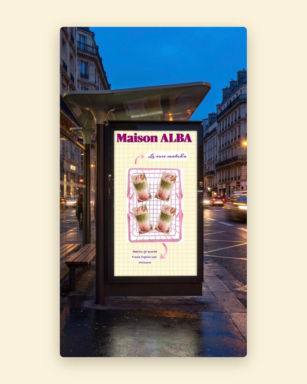 La même affiche sur un abribus, à la tombée de la nuit